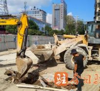 日个小嫩屄高温下的坚守｜道路建设者用汗水铺就畅通路